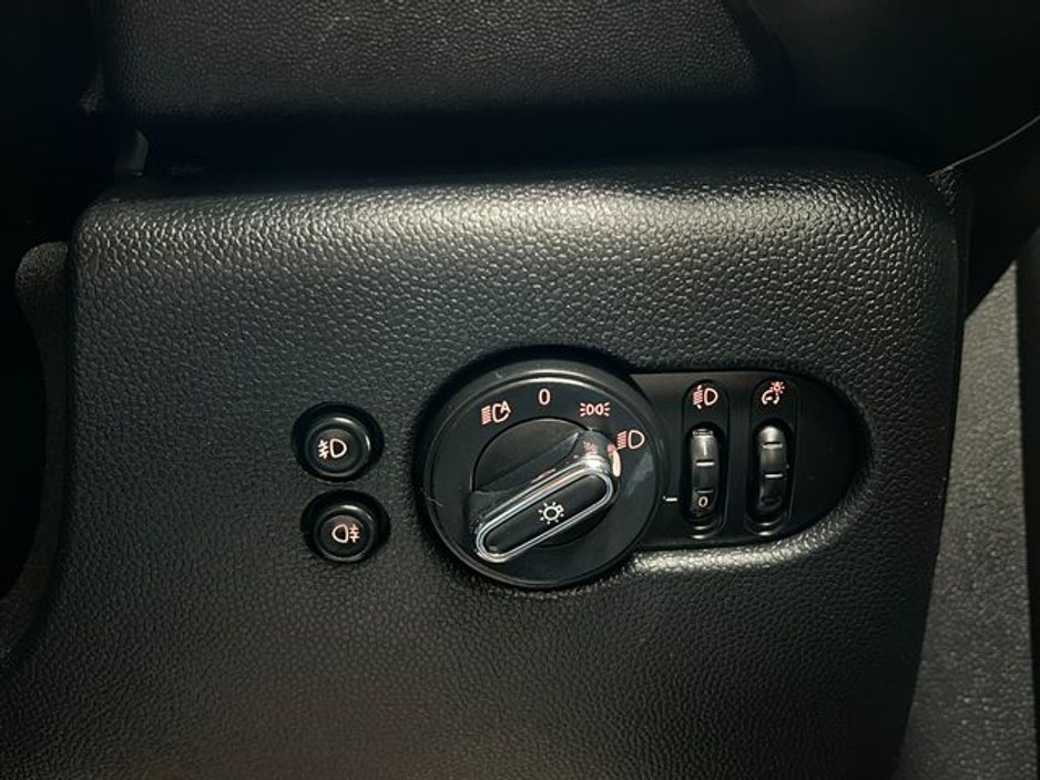 2017 MINI Cooper D - image 30