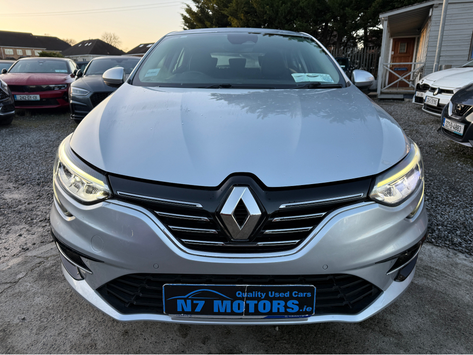 2021 Renault Megane - image 3