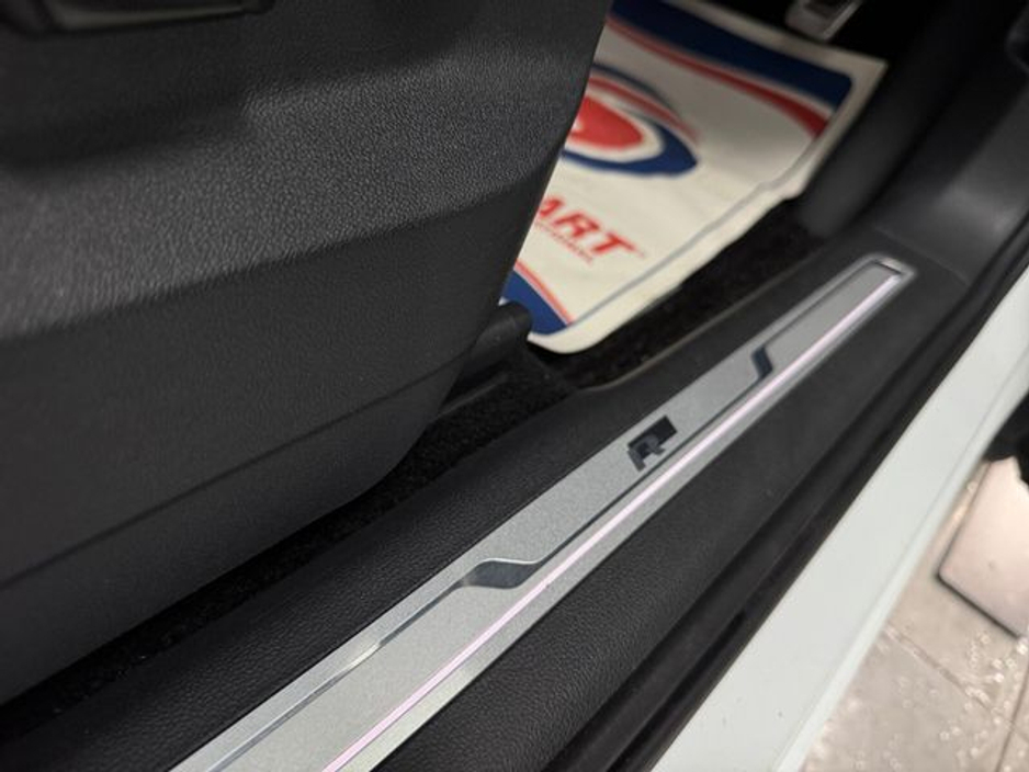 2020 Volkswagen Tiguan - image 23