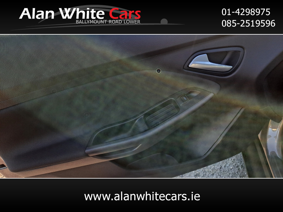 2016 Ford Focus - image 17