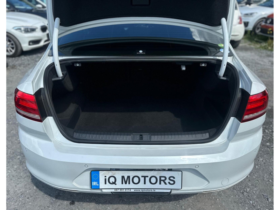 2016 Volkswagen Passat - image 13