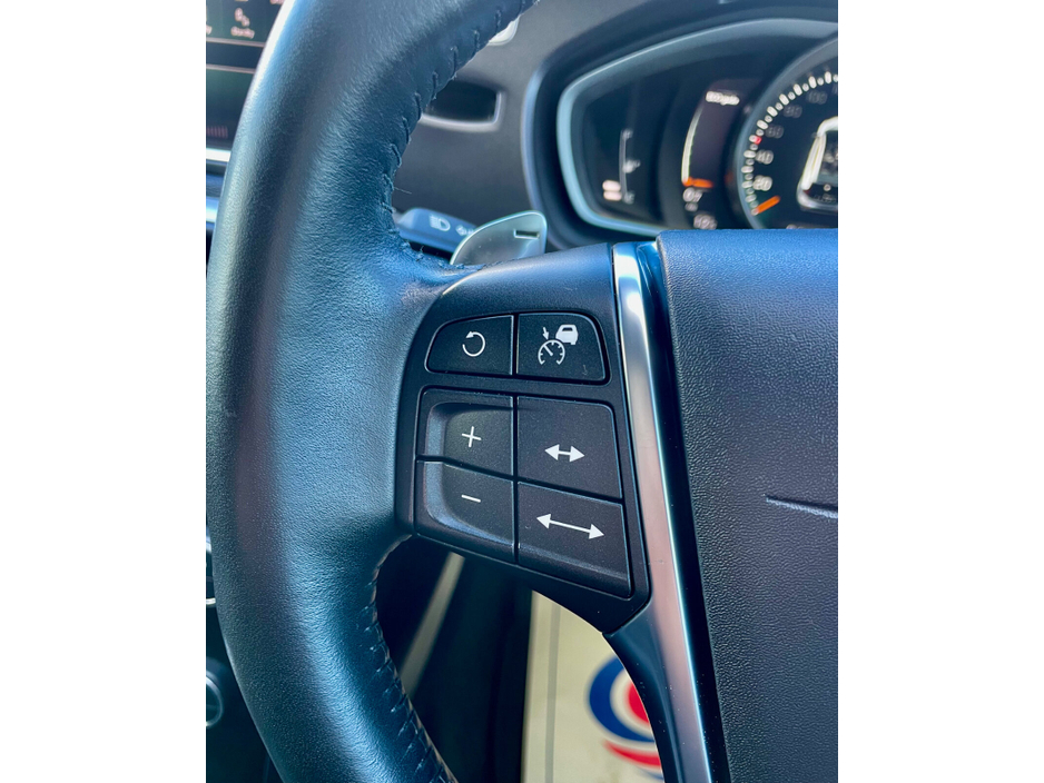 2019 Volvo V40 - image 28