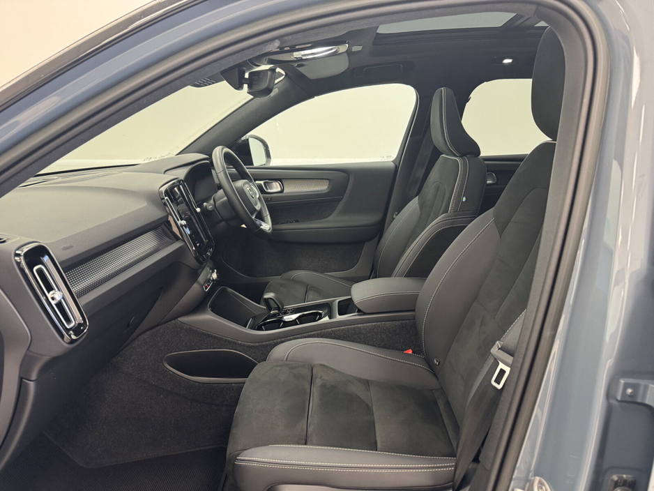 2022 Volvo XC40 - image 6
