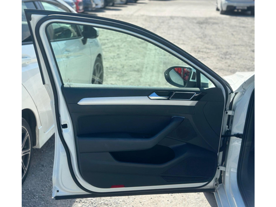 2016 Volkswagen Passat - image 8