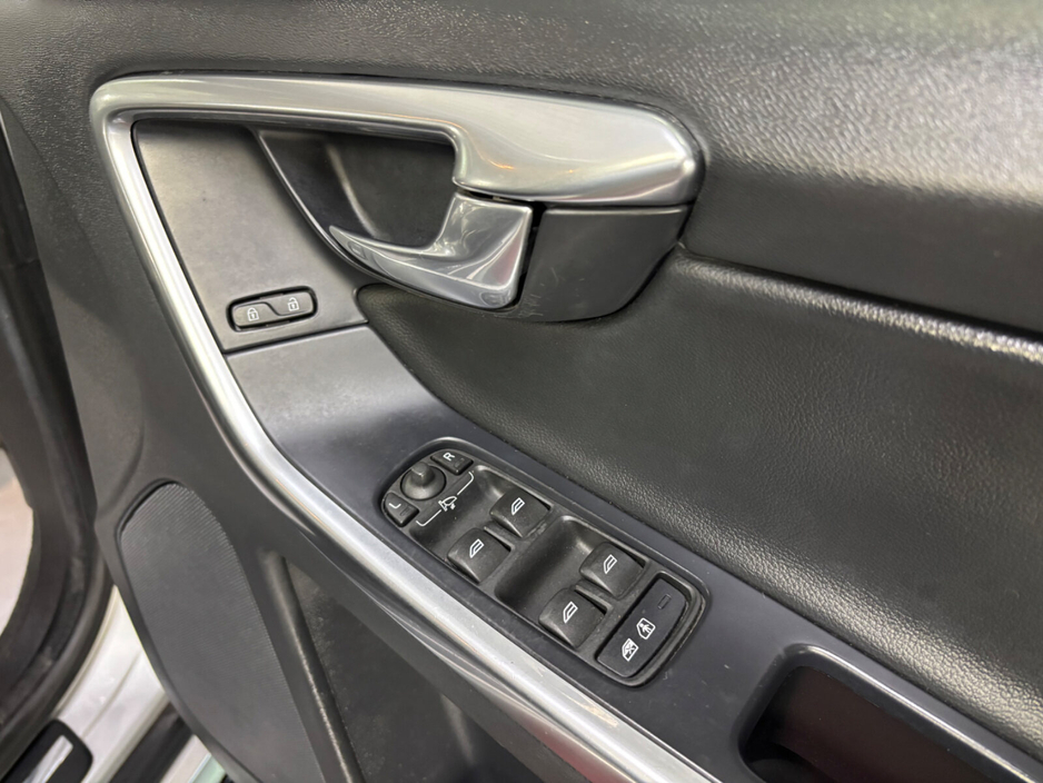 2016 Volvo XC60 - image 10