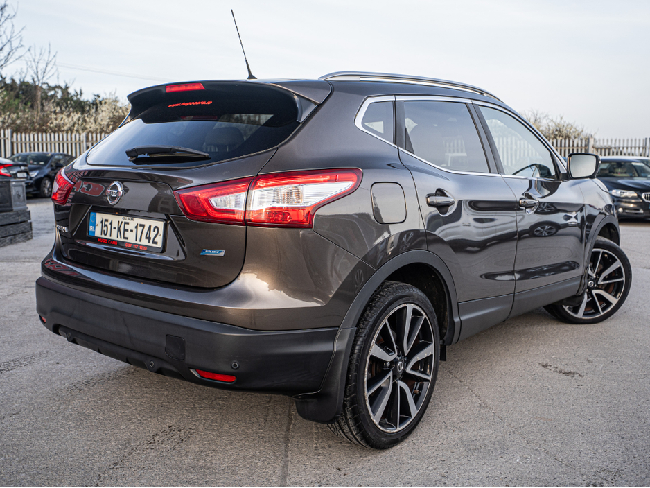 2015 Nissan Qashqai - image 2