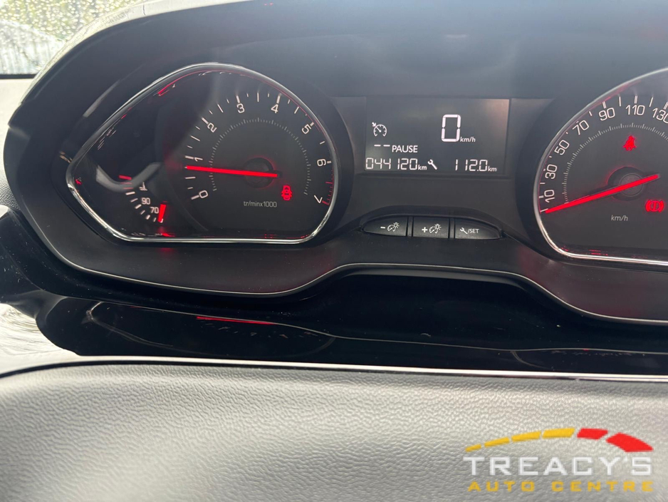 2014 Peugeot 208 - image 12