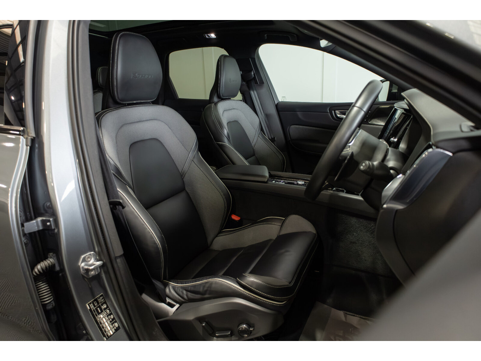 2020 Volvo XC60 - image 10