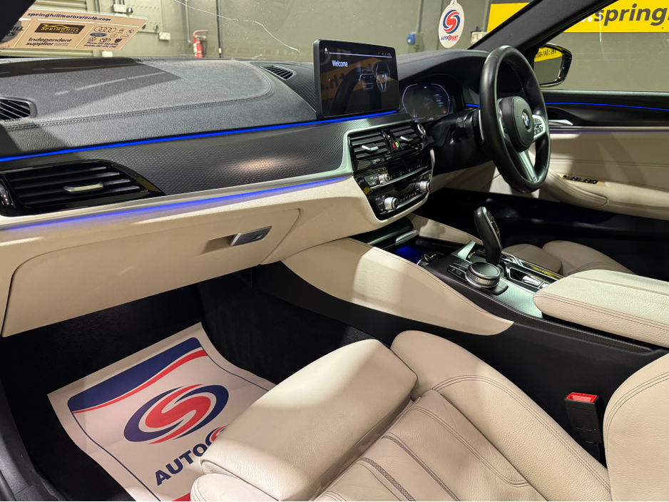 2022 BMW 5 Series - image 13