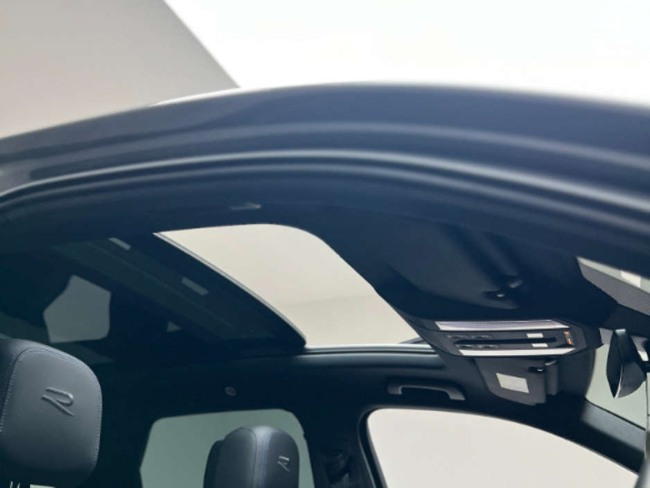 2025 Volkswagen Touareg - image 13