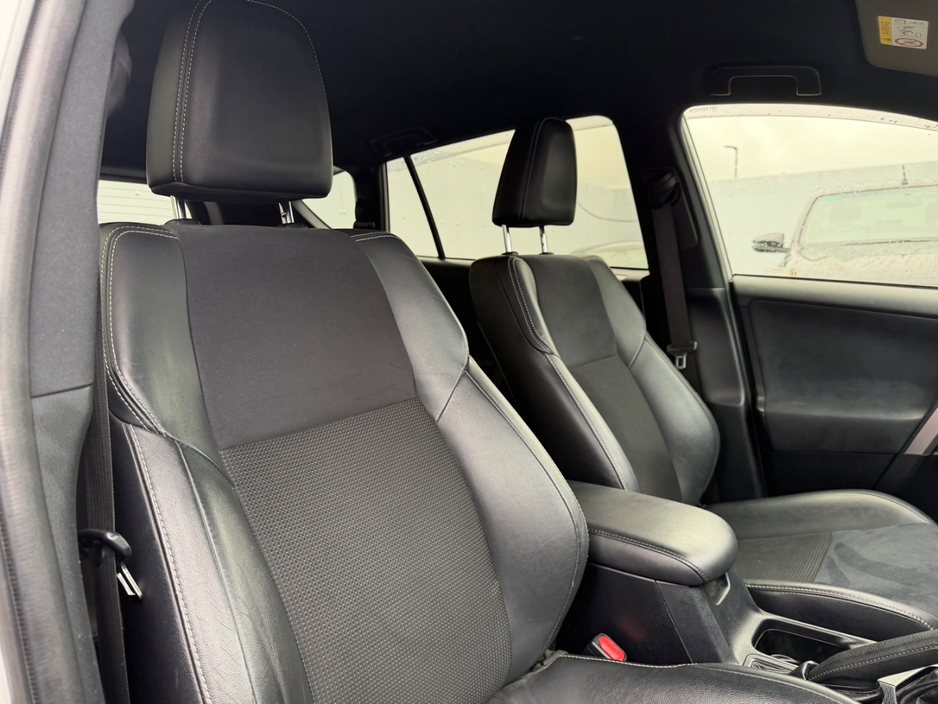 2017 Toyota Rav4 - image 9