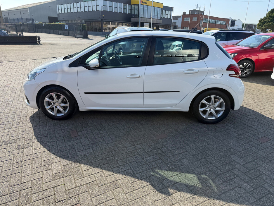 2017 Peugeot 208 - image 7