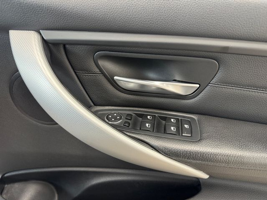 2015 BMW 3 Series - image 12