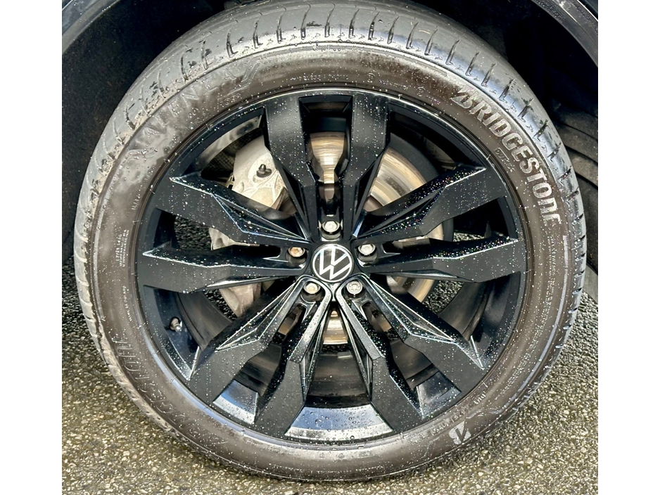 2023 Volkswagen Touareg - image 22