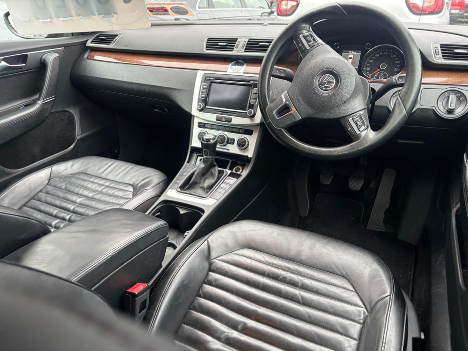 2013 Volkswagen Passat - image 4