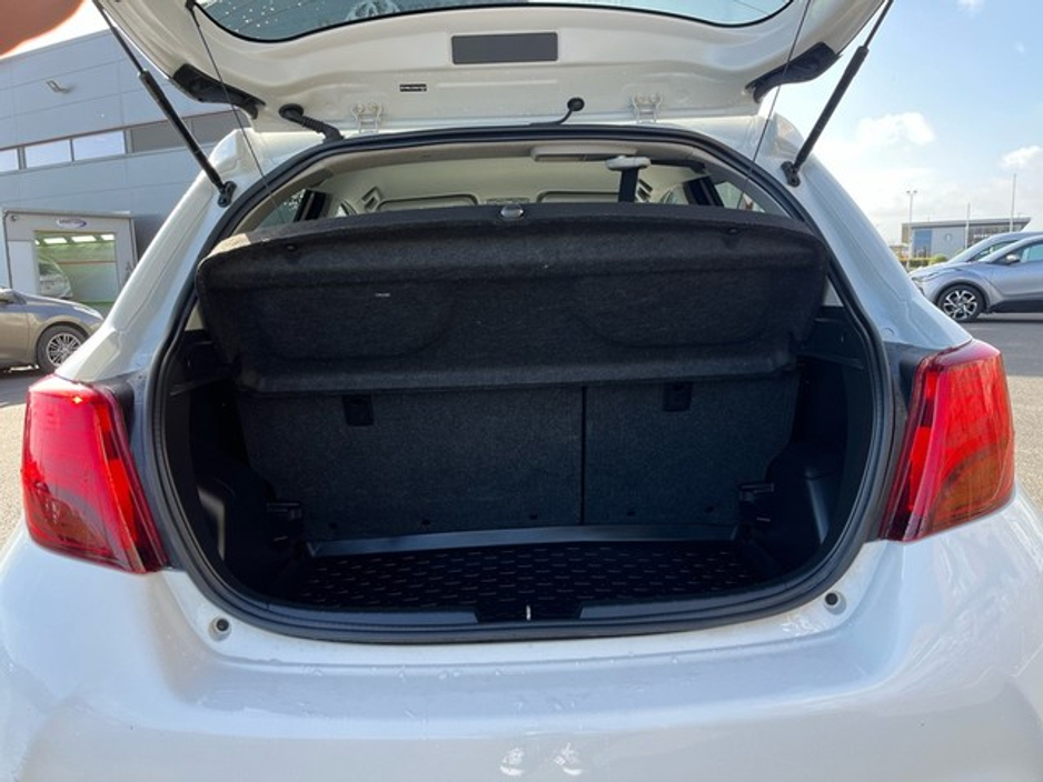 2017 Toyota Yaris - image 10