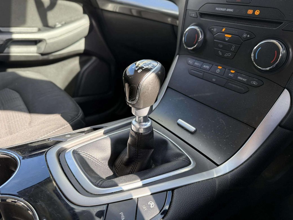 2017 Ford Galaxy - image 8