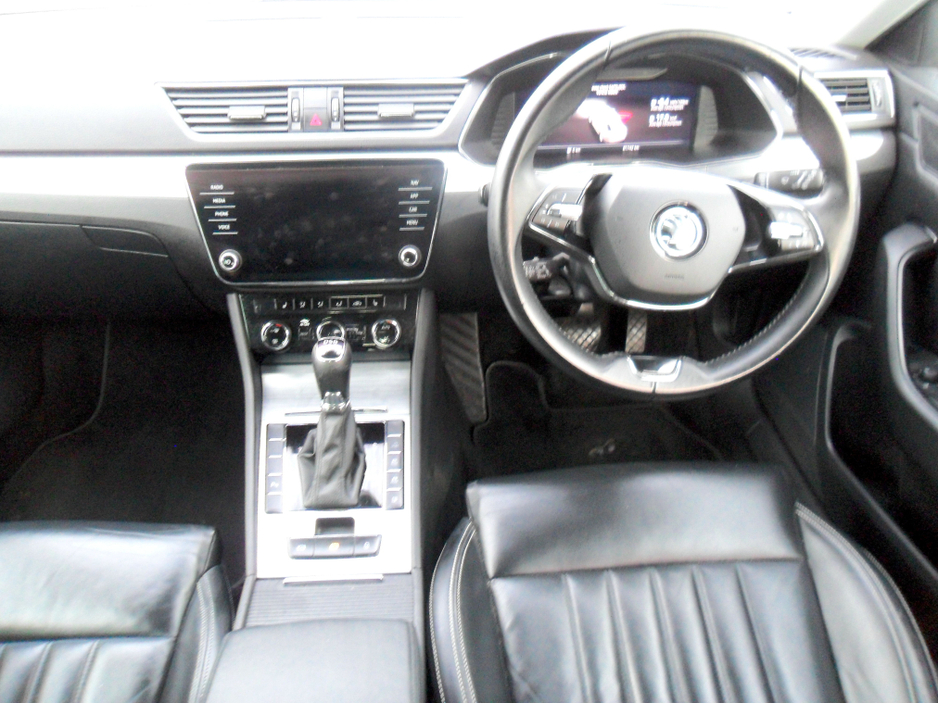 2022 Skoda Superb - image 10