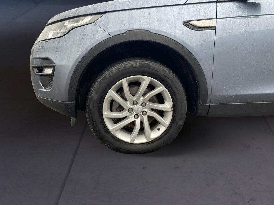 2018 Land Rover Discovery - image 14