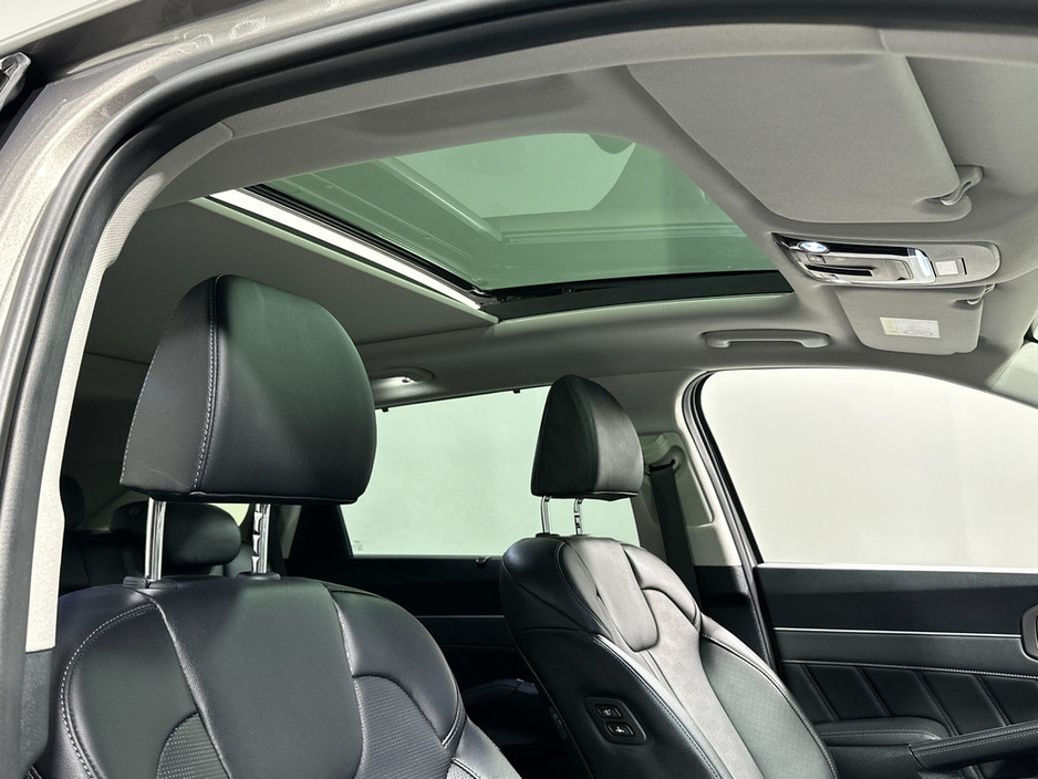 2025 Kia Sorento - image 24
