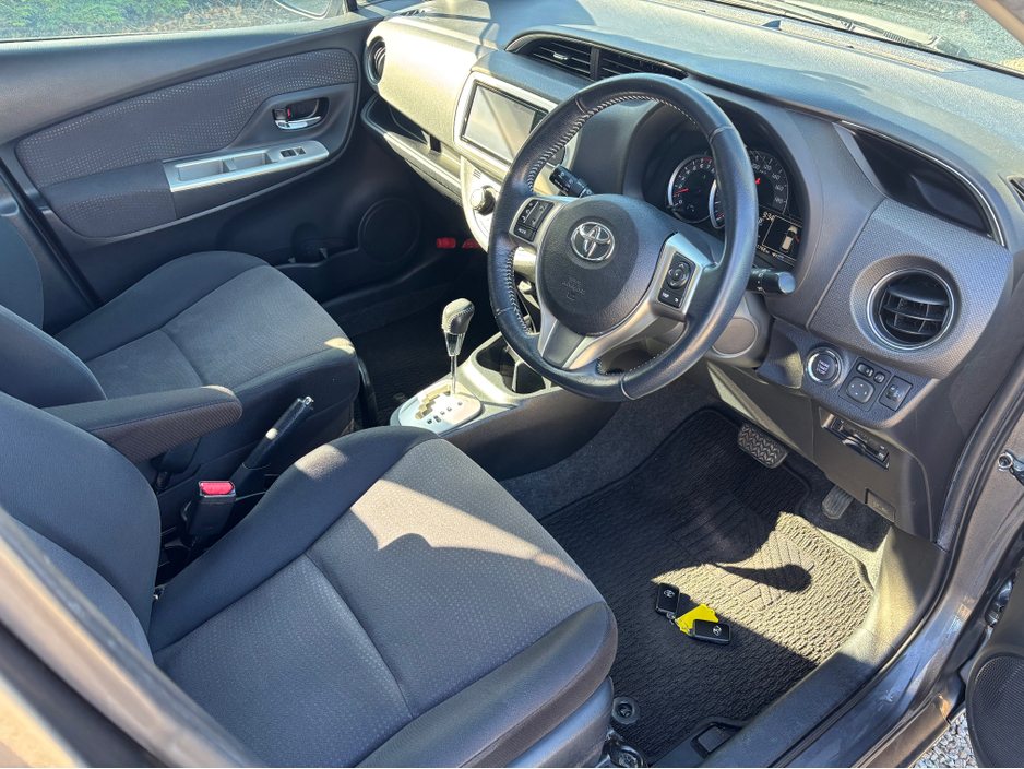 2014 Toyota Vitz - image 6