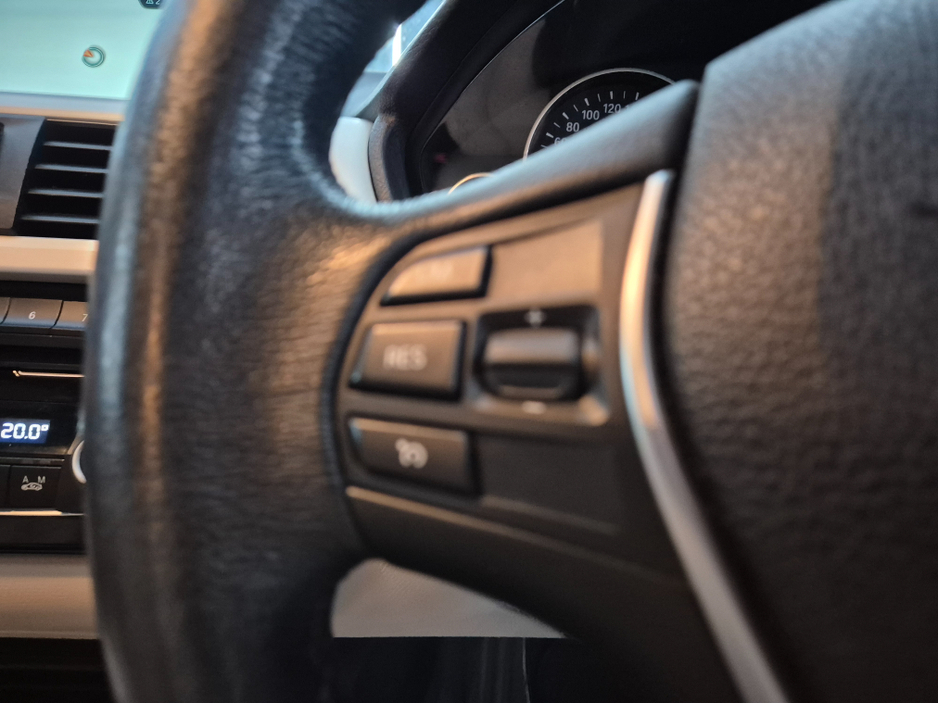 2018 BMW 3 Series - image 12