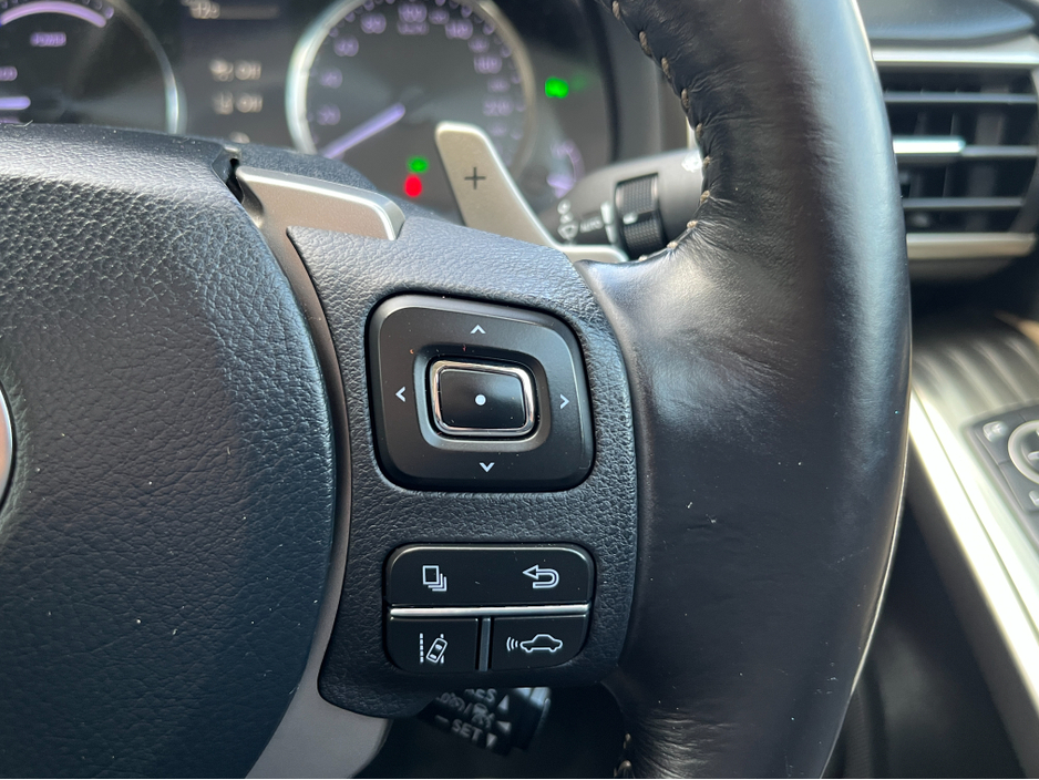 2018 Lexus IS 300 h - image 24