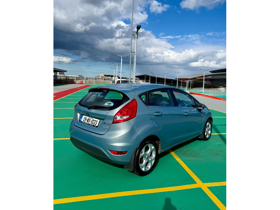 2009 Ford Fiesta - image 4