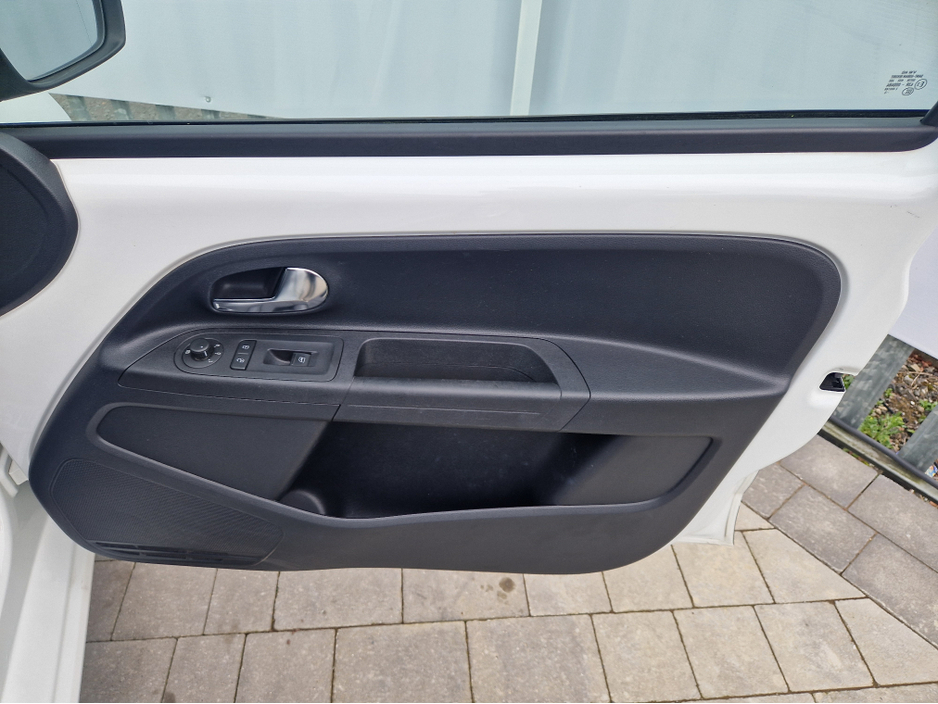 2014 Volkswagen up! - image 12