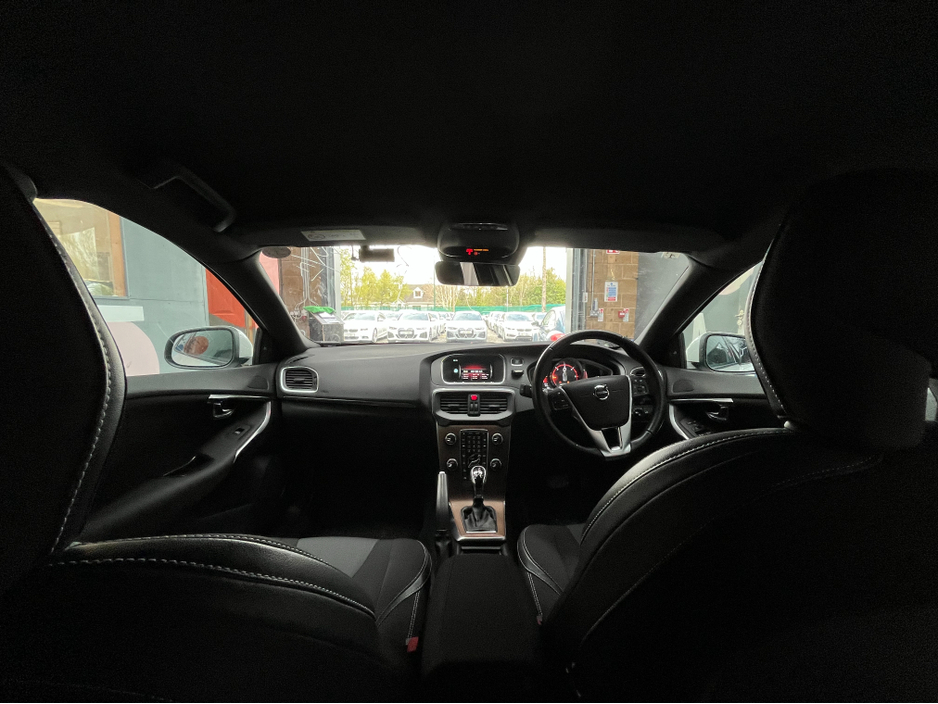 2017 Volvo V40 - image 14