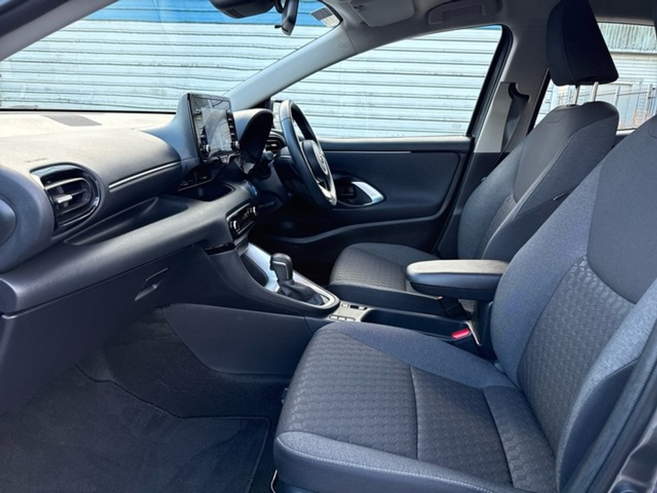 2023 Toyota Yaris HYBRID LUNA // REAR CAMERA // TOYOTA SAFETY SENSE // BLUETOOTH // AIR CON // FULL WARRANTY €23,945