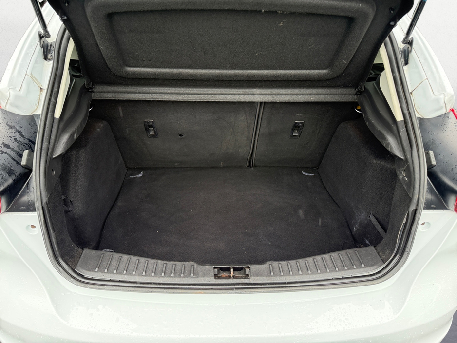 2016 Ford Focus - image 9