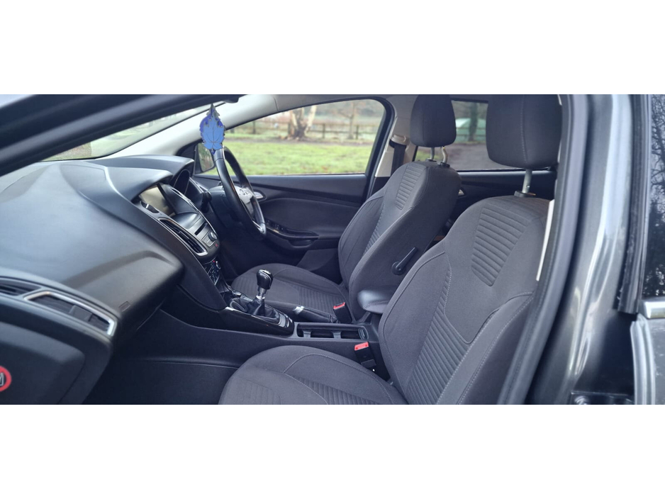 2016 Ford Focus - image 22