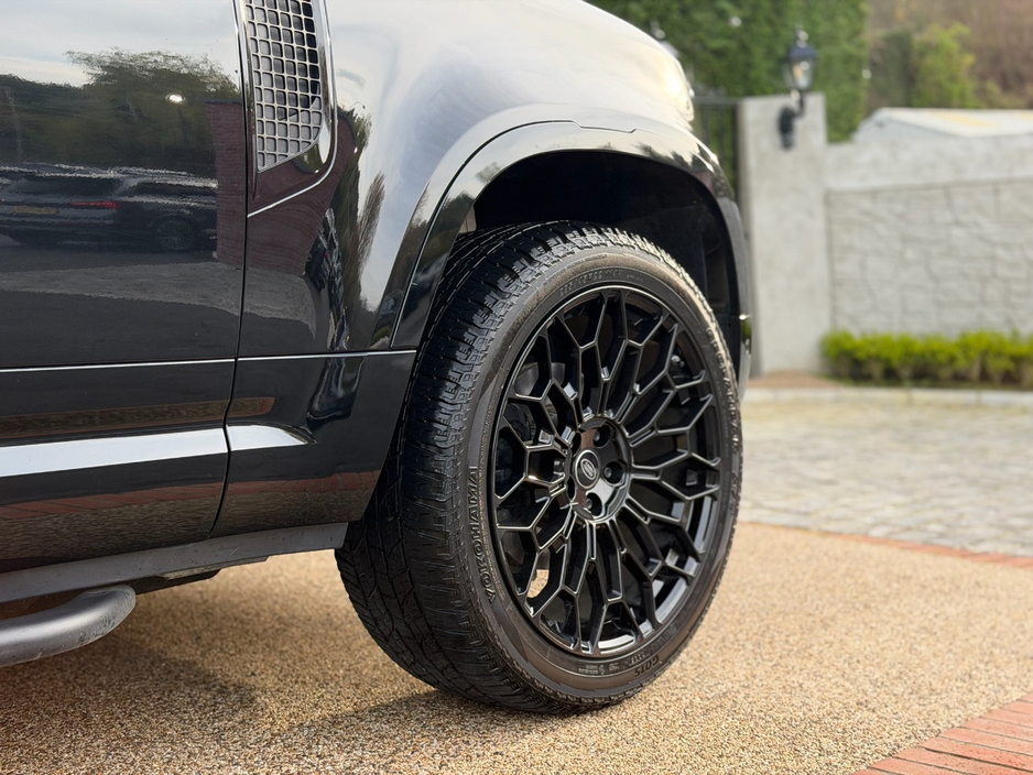 2025 Land Rover Defender - image 4