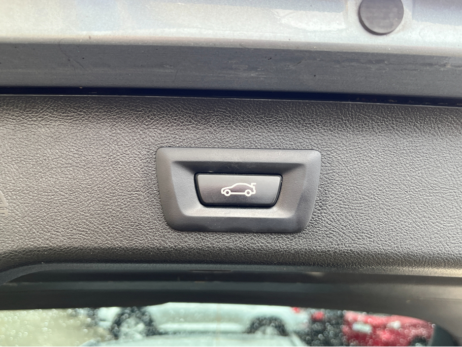 2018 BMW 5 Series - image 9