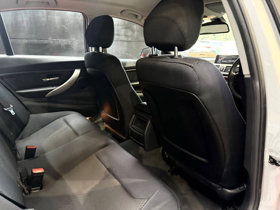 2015 BMW 3 Series - image 16