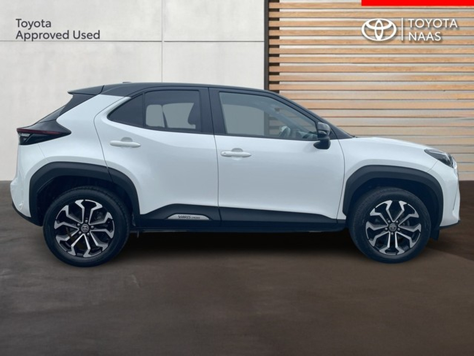 2023 Toyota Yaris Cross - image 3