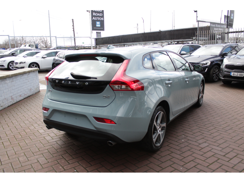 2017 Volvo V40 - image 4