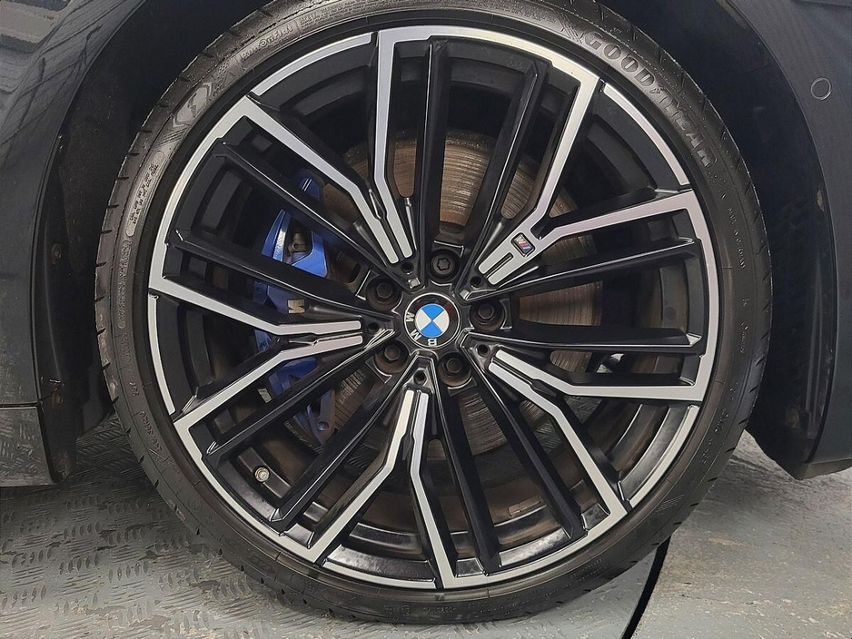 2022 BMW 5 Series - image 14