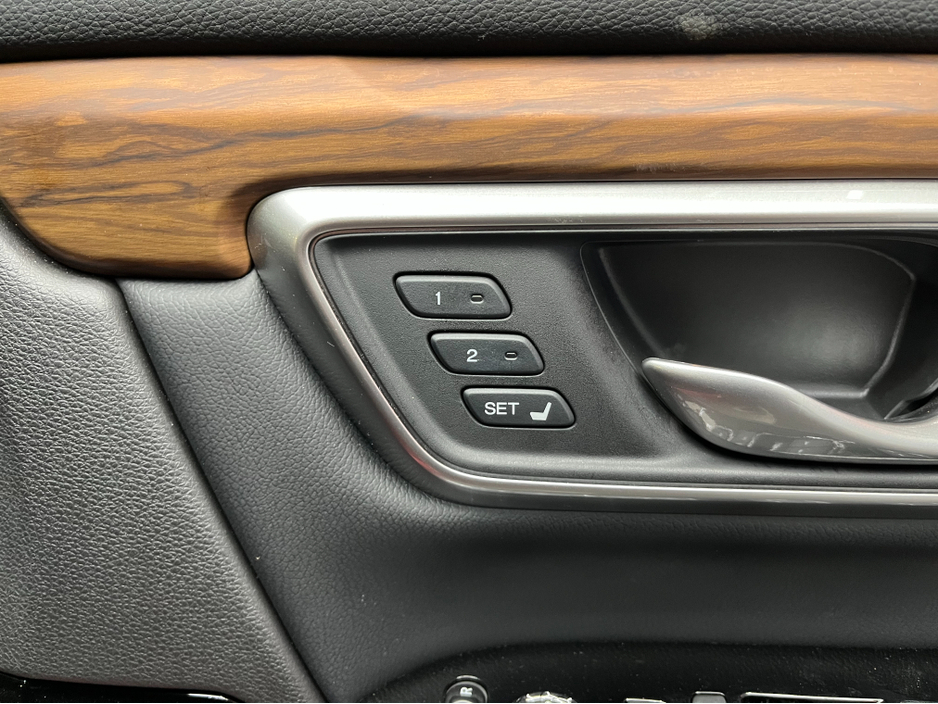 2018 Honda CR-V €24950 2018 HONDA CR-V EX HYBRID MASTERPIECE 2.0 / CRUISE CONTROL / REVERSE CAMERA / ELECTRIC MEMORY & HEATED SEATS / PADDLE SHIFTERS / PANORAMIC SUNROOF €24,950