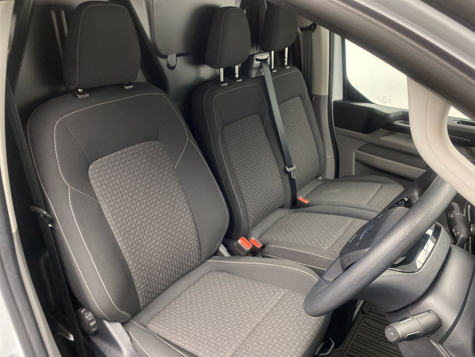 2025 Ford Transit Custom - image 10