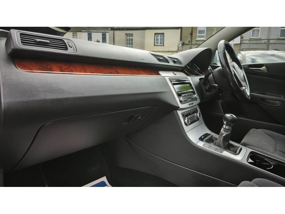 2010 Volkswagen Passat - image 19