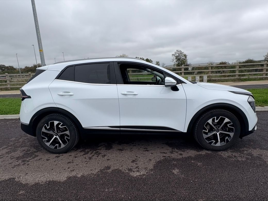 2023 Kia Sportage - image 2