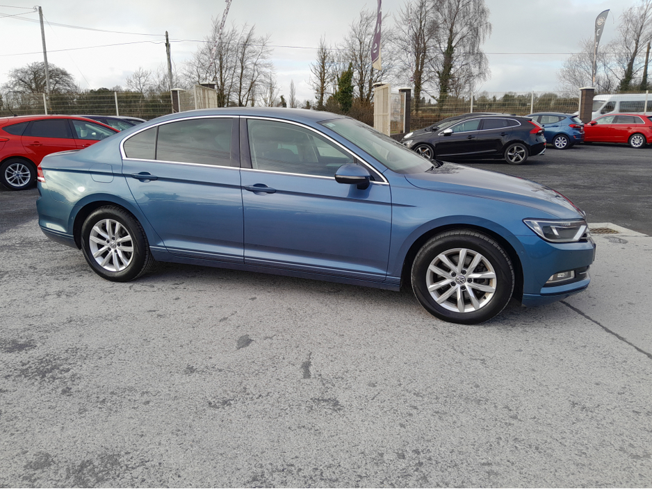 2016 Volkswagen Passat - image 2