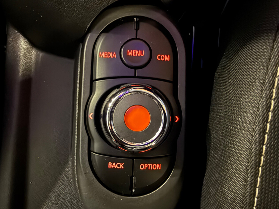 2020 MINI Hatch  €17,900