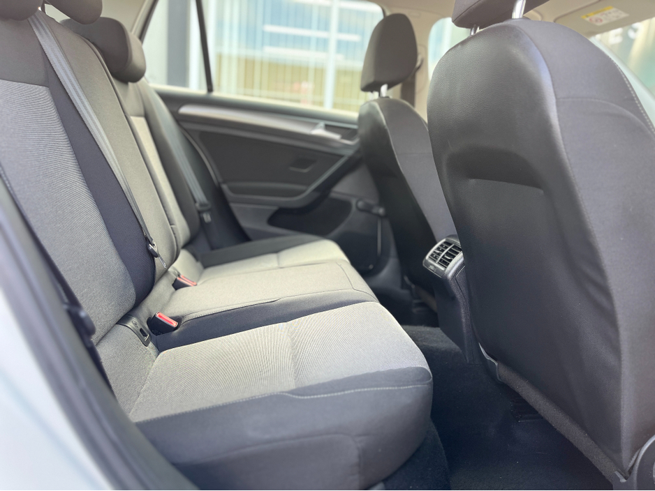 2015 Volkswagen Golf - image 14