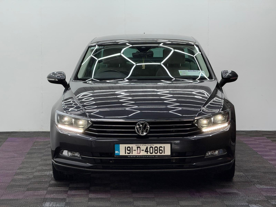 2019 Volkswagen Passat - image 2