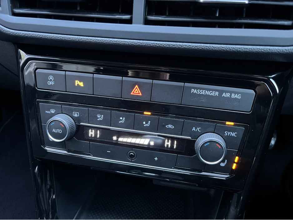 2020 Volkswagen T-Cross R-LINE 1.0 TSI PETROL MANUAL //SAT NAV//ADAPTIVE CRUISE CONTROL//REVERSE CAMERA// €18,950