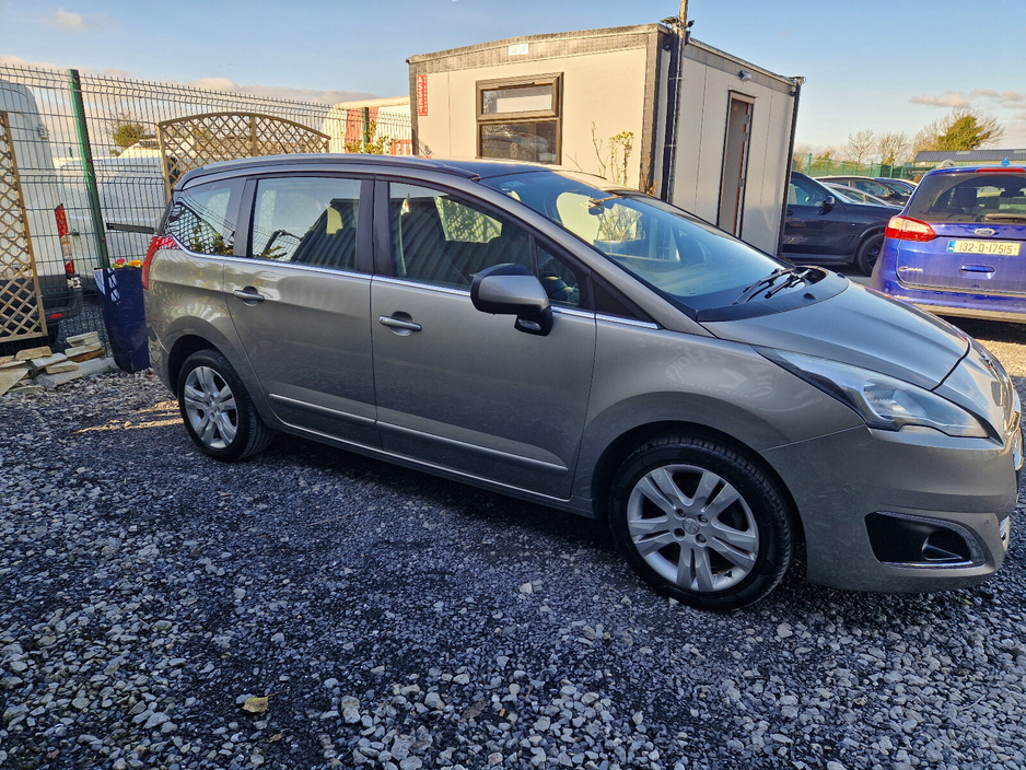 2016 Peugeot 5008 - image 5