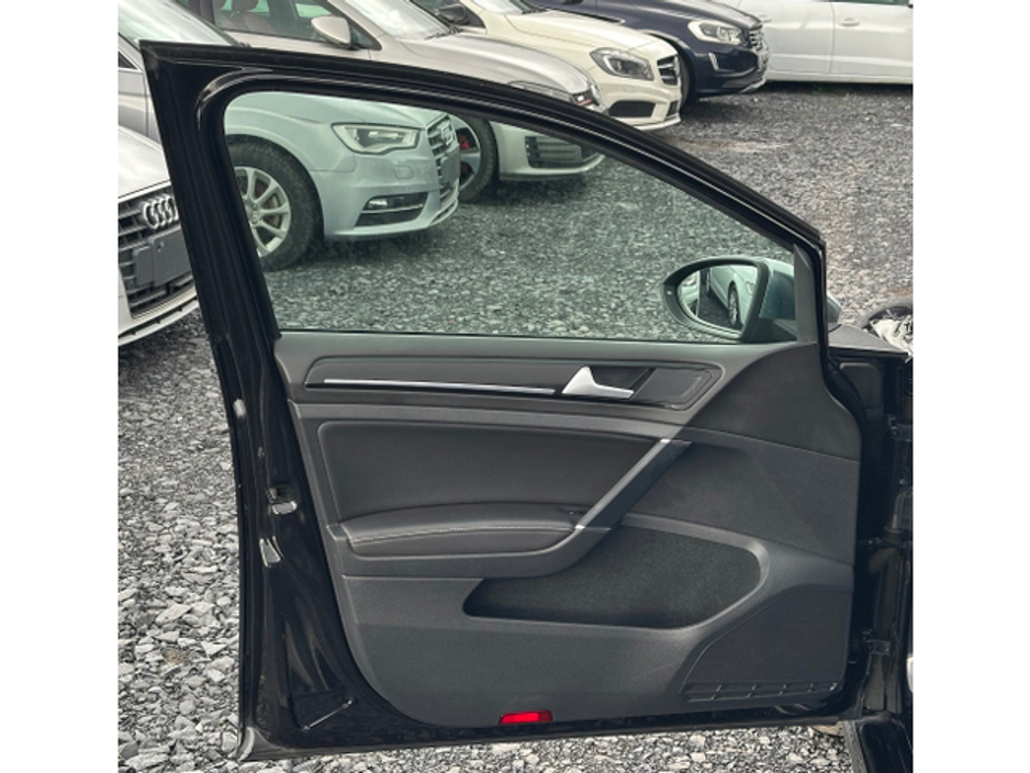 2014 Volkswagen Golf - image 8